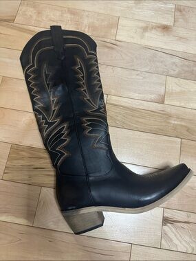 Black Women's Western Heeled Boot with Contrast Stitching